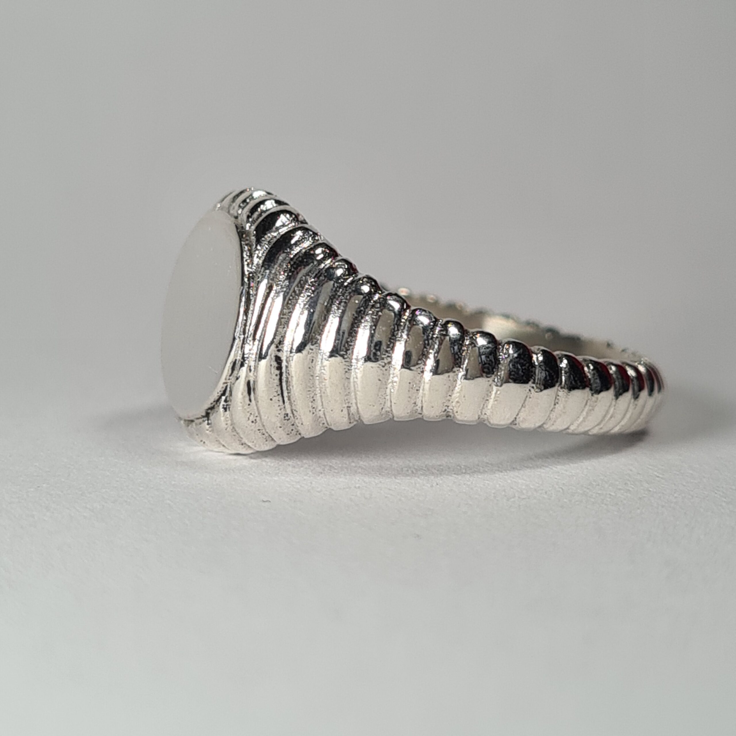 Ribbed Signet Ring - Image 4