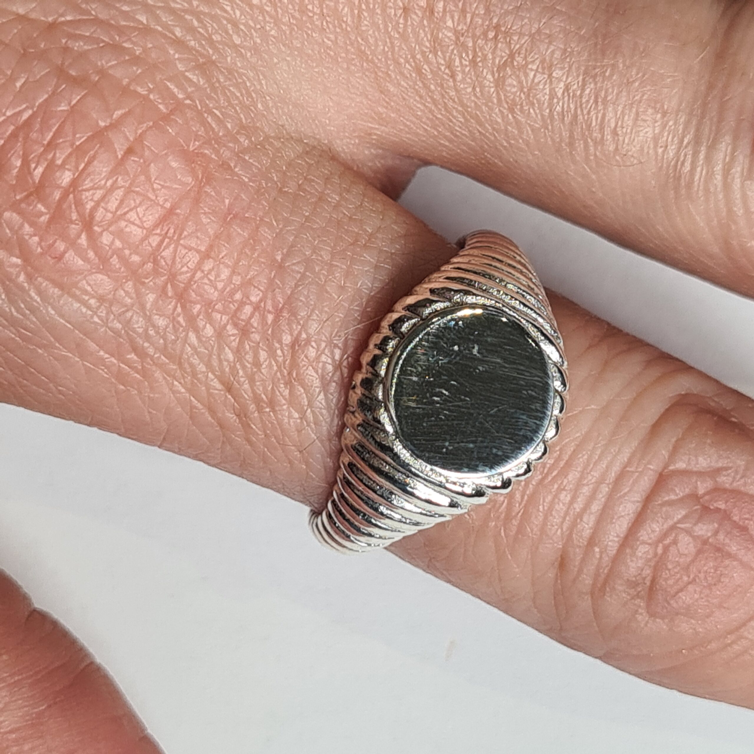 Ribbed Signet Ring - Image 2