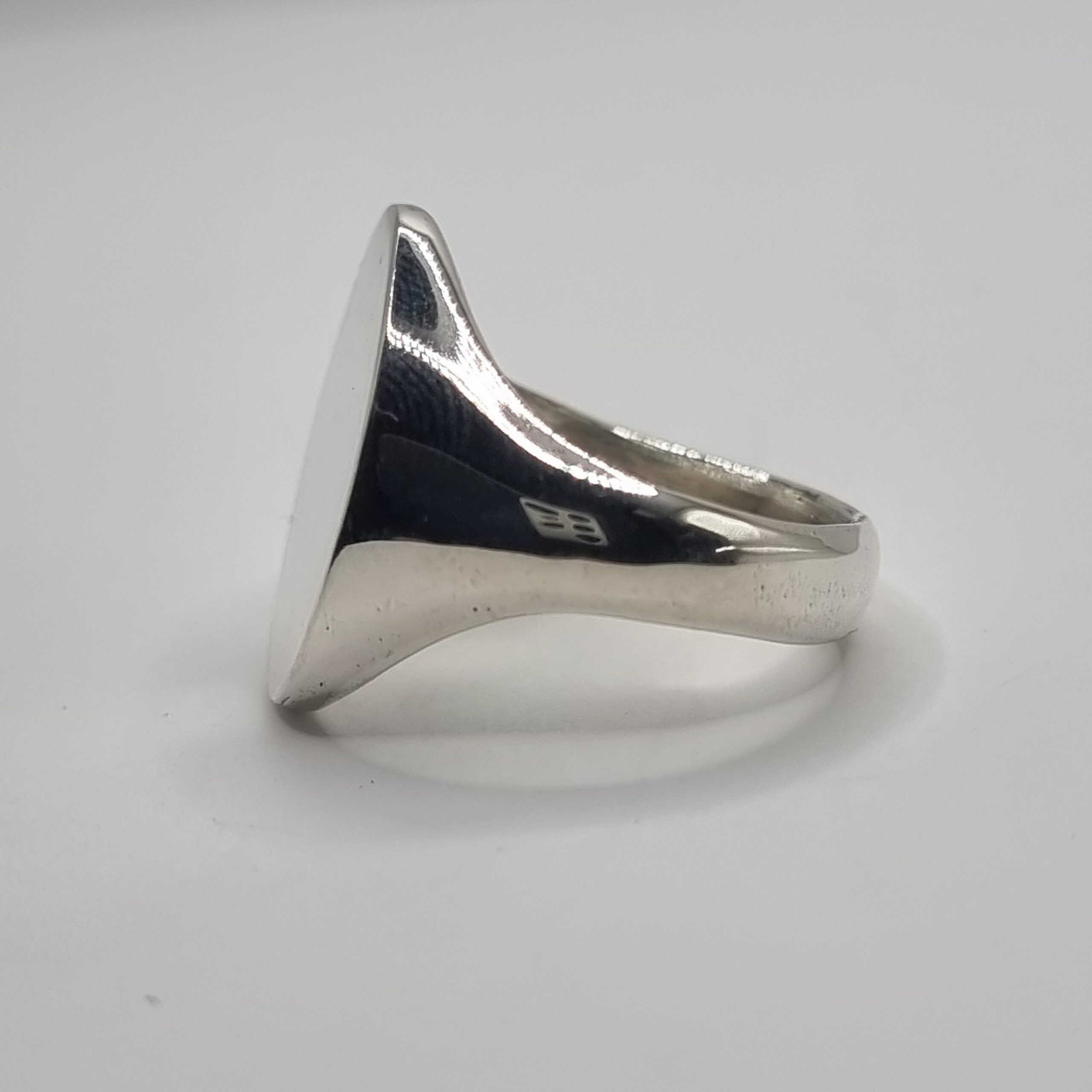 19mm Oval Signet Ring - Image 4